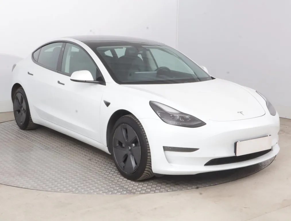Tesla Model 3 — fotografie 1 z AAA AUTO