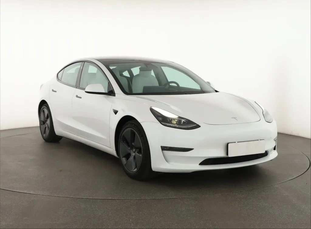 Tesla Model 3 — fotografie 1 z AAA AUTO