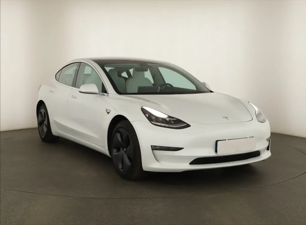 Tesla Model 3 — fotografie 1 z AAA AUTO