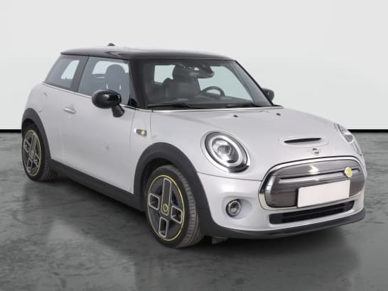 MINI Cooper SE z nabídky AAA AUTO