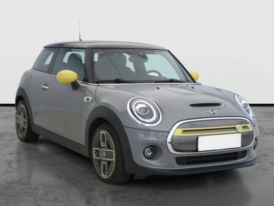 MINI Cooper SE z nabídky AAA AUTO