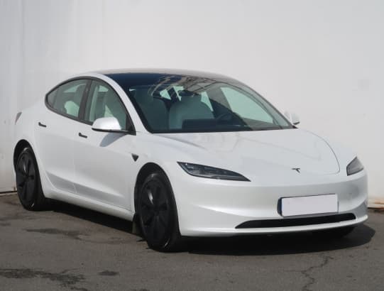 Tesla Model 3 z nabídky AAA AUTO